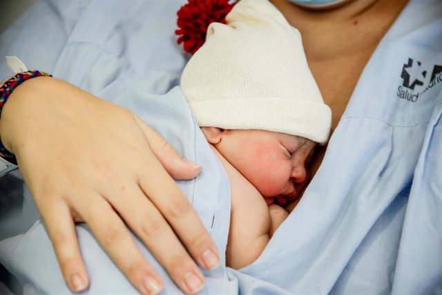 Archivo - Bebé recién nacido en el hospital