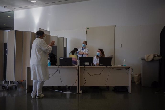 Archivo - Varias enfermeras reunidas durante la preparación de la vacuna de Pfizer-BioNtech contra el COVID-19 en el Hospital de la Santa Creu i Sant Pau de Barcelona.