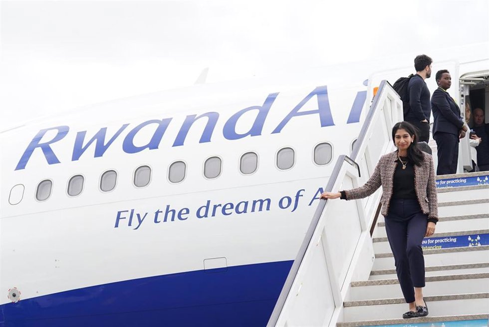 La ministra del Interior británica, Suella Braverman, llega a Ruanda 
