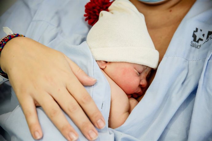 Archivo - Iratxe, que ha sido la primera bebé nacida en 2023 en España, en el Hospital Gregorio Marañón, a 1 de enero de 2023, en Madrid, (España). Iratxe ha nacido a las 00.00 horas y ha pesado 3,720 kg. Según el Instituto Nacional de Estadística (INE)