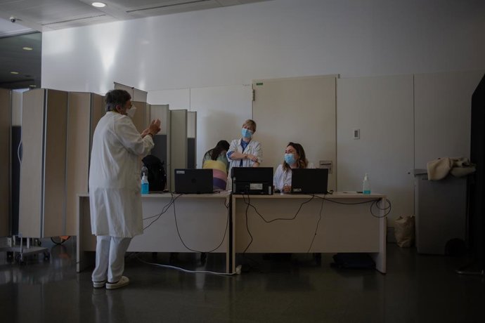 Archivo - Infermeres reunides durant la preparació de la vacuna de Pfizer-BioNtech contra la covid-19 a l'Hospital de la Santa Creu i Sant Pau de Barcelona