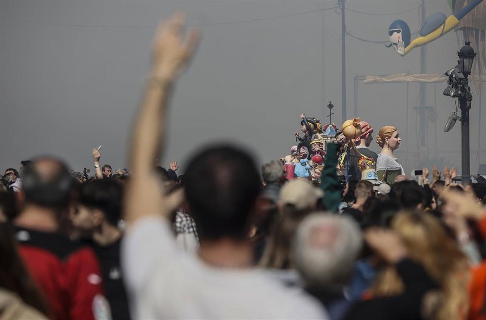 Público concentrado en la plaza del Ayuntamiento de Valncia para ver una de las 'mascletaes' de las Fallas 2023.