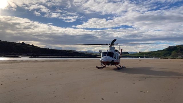 Helicóptero del Gobierno de Cantabria aterriza en la playa de La Concha en Suances, donde este sábado ha fallecido un surfista