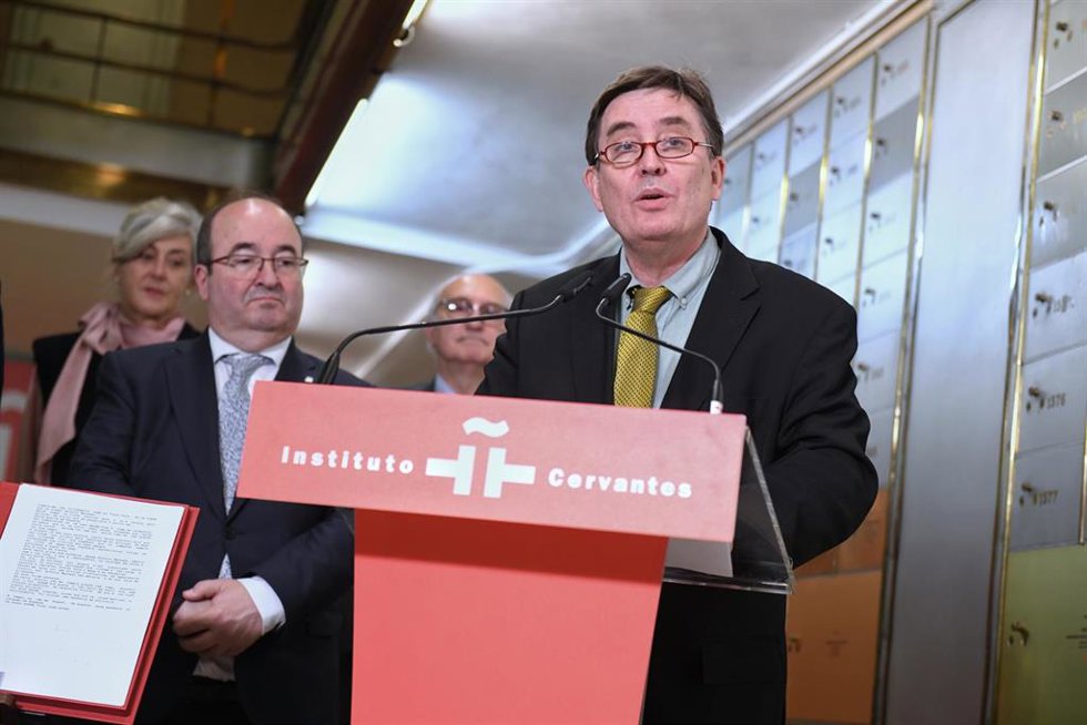 Archivo - El poeta y director del Instituto Cervantes Luis García Montero y el ministro de Cultura, Miquel Iceta