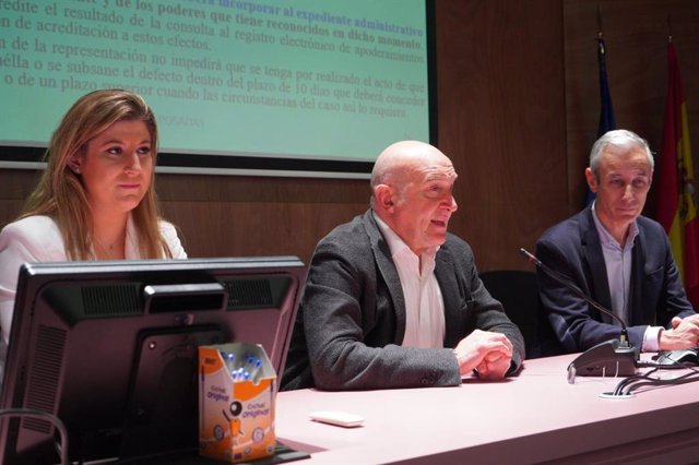El consejero de la Presidencia, Jesús Julio Carnero, ha inaugurado hoy, en Valladolid, el curso de acceso a la bolsa de trabajo de secretarios interinos de ayuntamiento