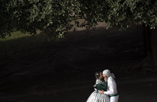 Un grupo de falleras a su llegada al desfile de la Ofrenda floral a la Mare de Déu dels Desemparats, a 17 de marzo de 2023