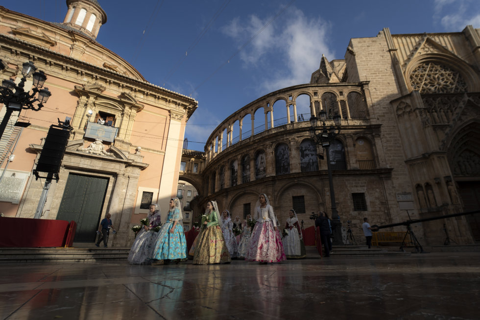Un grupo de falleras a su llegada al desfile de la Ofrenda floral a la Mare de Déu dels Desemparats, a 17 de marzo de 2023
