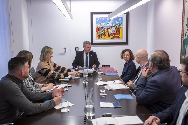 El presidente de la Xunta, Alfonso Rueda, y la conselleira de Política Social e Xuventude, Fabiola García, se reúne con la Exclusión Social (EAPN) en Galicia, encabezada por su presidenta, Eloína Ingerto.