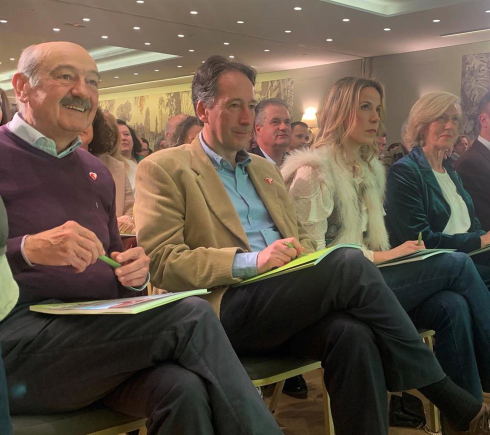 La nueva consejera de Obras Públicas, Jezabel Morán (tercera por la izda) junto a su antecesor en el cargo, José Luis Gochicoa (segundo izda), el diputado nacional José María Mazón y la titular de Educación, Marina Lombó,