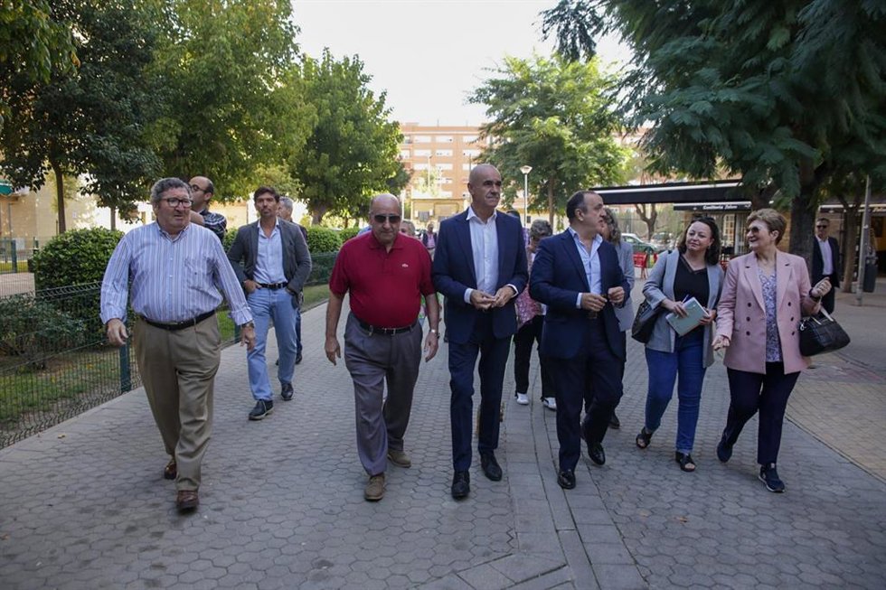 Archivo - El alcalde de Sevilla, Antonio Muñoz, en la barriada de Tartessos