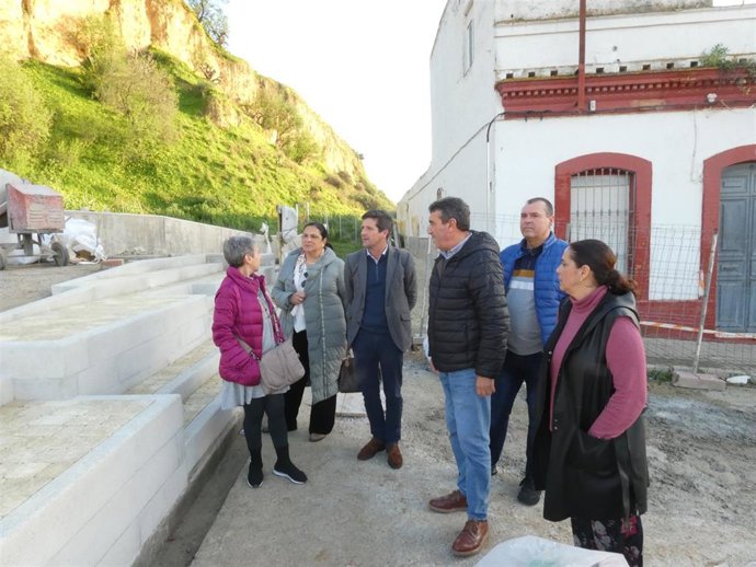 García de Longoria, junto a vecinos de Huelva.