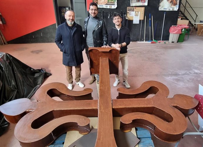 El Ayuntamiento de Calahorra acepta la donación de una escultura de la Cruz de Santiago