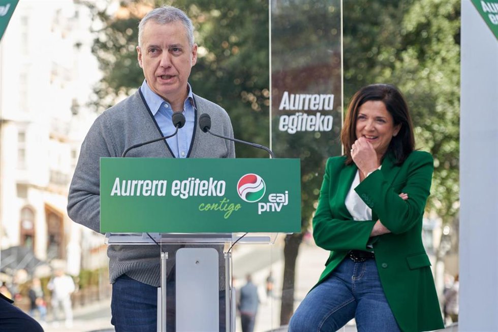 El lehendakari, Iñigo Urkullu, y la candidata del PNV a la alcaldía de Vitoria, Beatriz Artolazabal, en un acto de Vitoria.