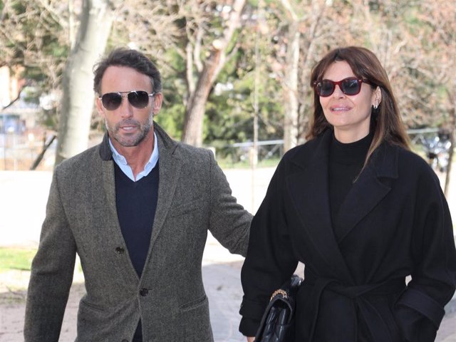 Álvaro Muñoz Escassi y Maria Jose Suárez en el Tanatorio San Isidro para despedir  a Laura Valenzuela a 18 de Marzo de 2023 en Madrid (España).