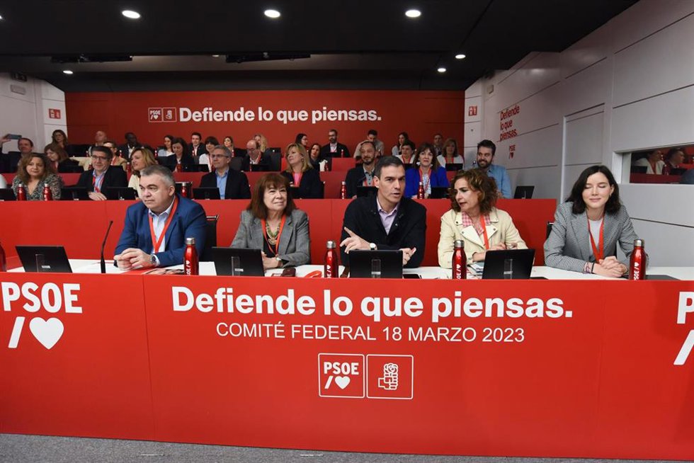 El secretario general del PSOE y presidente del Gobierno, Pedro Sánchez (c), preside la reunión del Comité Federal 'Defiende lo que piensas', en la sede federal del PSOE, a 18 de marzo de 2023, en Madrid (España).