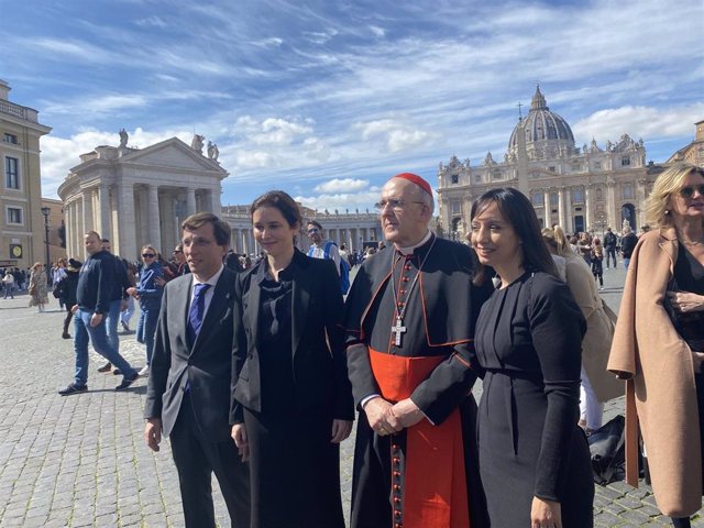 El alcalde de Madrid, José Luis Martínez Almeida; la presidenta de la comunidad de Madrid, Isabel Díaz Ayuso, el cardenal y arzobispo de Madrid, Carlos Osoro, y la delegada del Gobierno en Madrid, Mercedes González, tras ser recibidos por el Papa