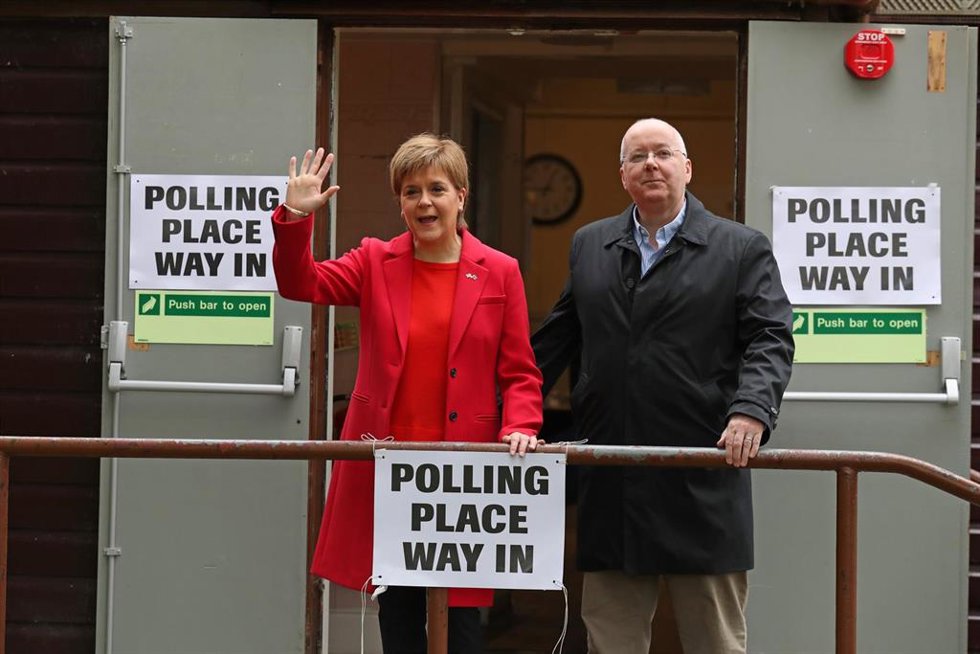 Archivo - Nicola Sturgeon y Peter Murrell