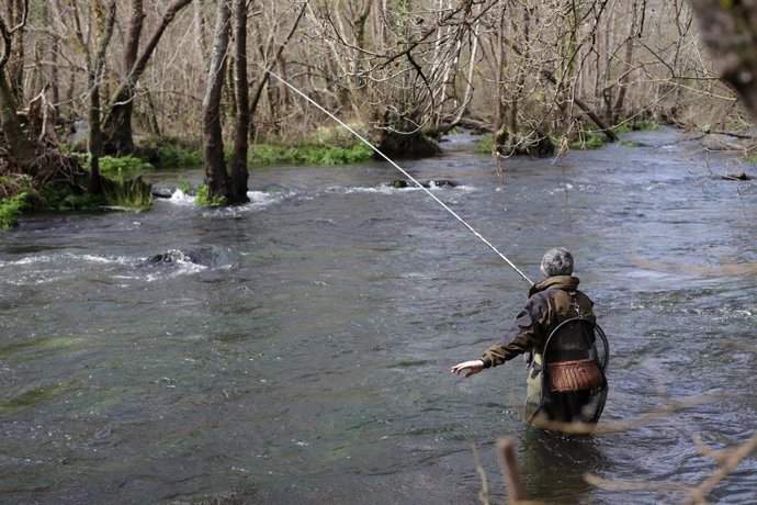 Archivo - Un pescador, lanza la caña en el río Asma, en Chantada, durante el primer día de temporada de pesca fluvial, a 20 de marzo de 2022, en Lugo, Galicia.