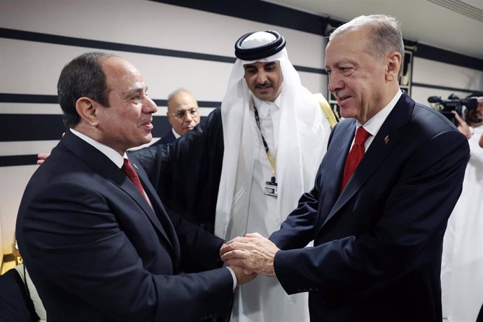 Archivo - Abdelfatá al Sisi y Recep Tayyip Erdogan en el Mundial de Qatar 