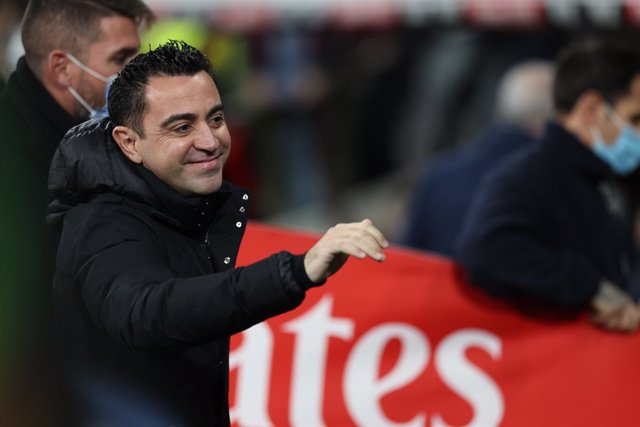 Archivo - Xavi Hernandez, head coach of FC Barcelona, gestures during the spanish league, La Liga Santander, football match played between Real Madrid and FC Barcelona at Santiago Bernabeu stadium on March 20, 2022, in Madrid, Spain.