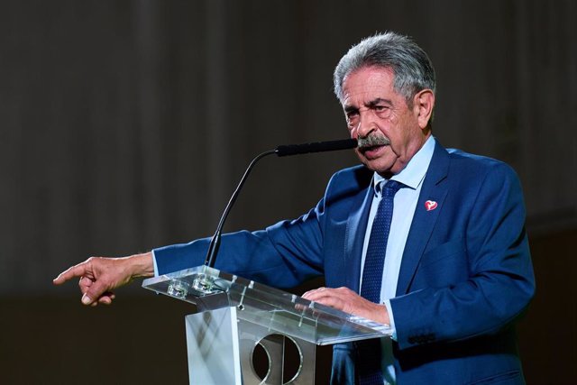 El presidente de Cantabria, Miguel Ángel Revilla, posa junto a los candidatos municipales del PRC