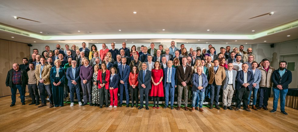 El presidente de Cantabria, Miguel Ángel Revilla, posa junto a los candidatos municipales del PRC