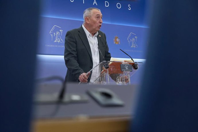 El diputado de Compromís en el Congreso, Joan Baldoví, interviene durante una rueda de prensa anterior a la reunión de la Junta de Portavoces