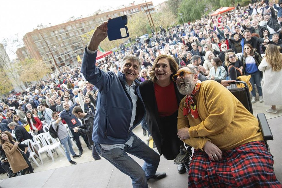 Bob Pop, Ada Colau y El Gran Wyoming durante un acto abierto para toda la ciudadanía, en Plaa Sóller, a 18 de marzo de 2023, en Barcelona, Catalunya (España). 