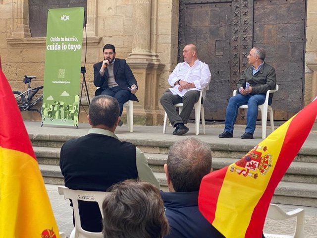 El candidato de VOX al Gobierno de Aragón, Alejandro Nolasco, en un acto en Alcañiz.