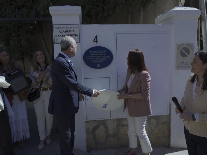 Placa homenaje al colegio Las Teresianas