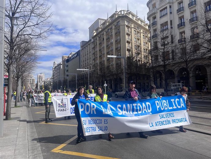 Manifestación en defensa de la sanidad este sábado en Zaragoza, a su paso por paseo de Independencia.