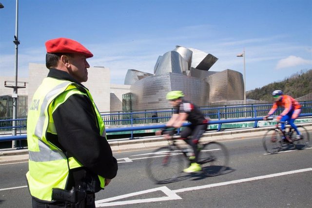 Imagen de un policía municipal de Bilbao en la Clásica Cicloturista de Bilbao.
