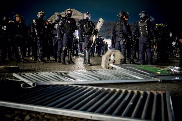 Policías antidisturbios durante las protestas contra la reforma de las pensiones en París