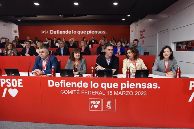 El secretario general del PSOE y presidente del Gobierno, Pedro Sánchez (c), preside la reunión del Comité Federal  en la sede federal del PSOE, a 18 de marzo de 2023, en Madrid (España).