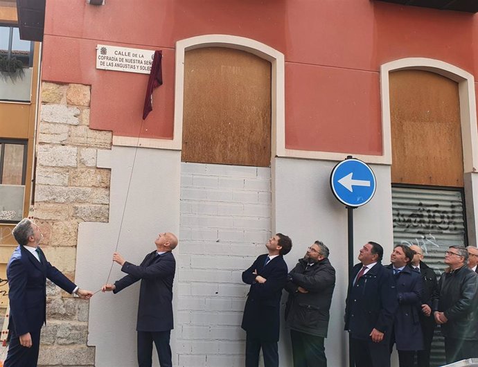 El Ayuntamiento de León dedica una calle a la Cofradía de Nuestra Señora de las Angustias y Soledad