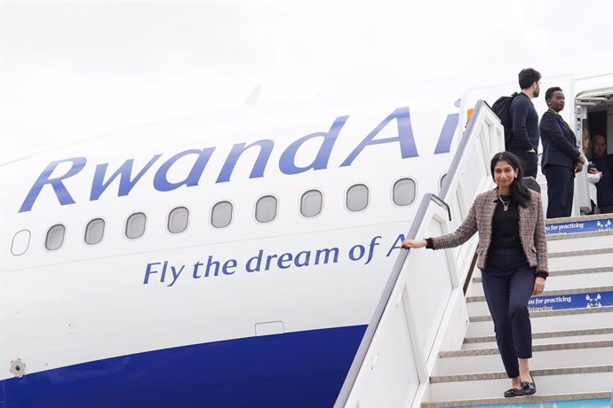 18 March 2023, Rwanda, Kigali: UK Home Secretary Suella Braverman disembarks her plane as she arrives at Kigali International Airport for her visit to Rwanda. Photo: Stefan Rousseau/PA Wire/dpa