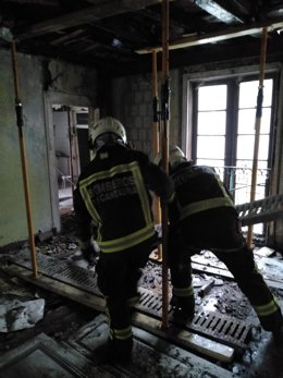 Labores de los Bomberos del 112 para sofocar un incendio en un inmueble en restauración en San Vicente de la Barquera