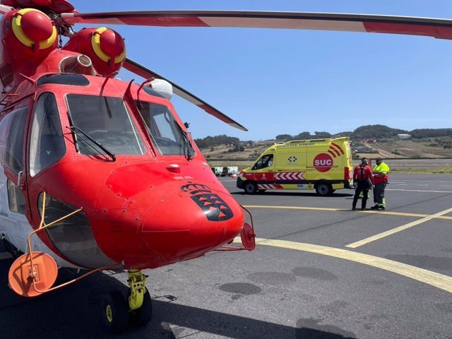 Archivo - Helicóptero del GES en el Aeropuerto Tenerife Norte
