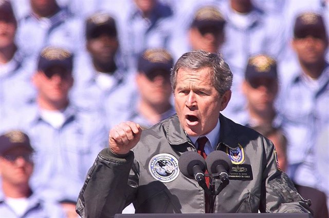 Archivo - El expresidente de EEUU George W. Bush durante un discurso en la base naval de Mayport el 13 de febrero de 2003