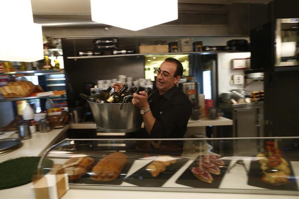Archivo - trabajador, trabajando, camarero, bar, autónomo, consumo, tapas, cafetería, precios, IPC, empleo, paro, parados, hostelería, chorizo, tortilla