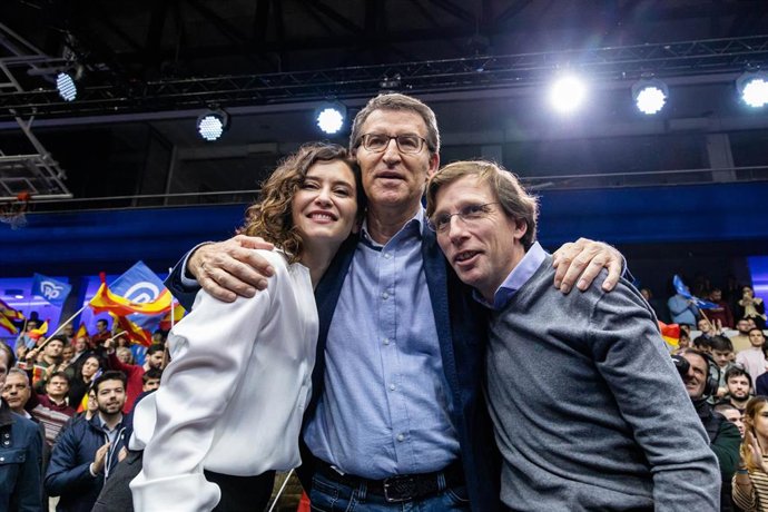 Archivo - (I-D) La presidenta de la Comunidad de Madrid, Isabel Díaz Ayuso, el presidente del Partido Popular, Alberto Núñez Feijóo, y el alcalde de Madrid, José Luis Martínez-Almeida, se abrazan en un acto de En defensa de un gran país, en el Institu