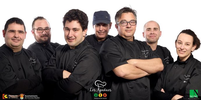 Los alumnos y el coordinador del taller de restauración social 'Los Apañaos', de Encinas Reales, en una imagen promocional de grupo.