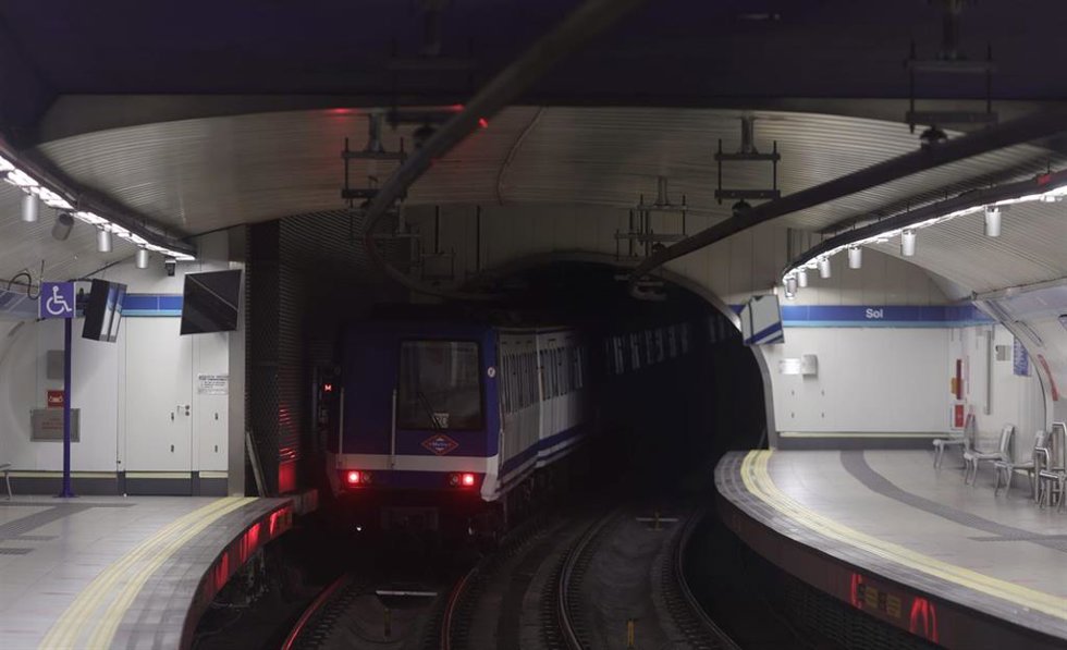 Archivo - Un tren llega al andén de la estación de metro de Sol.