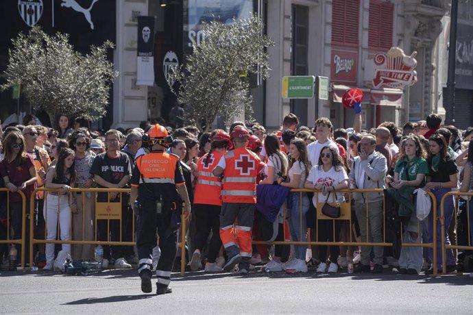 Efectivos de la Cruz Roja durante una masclet 