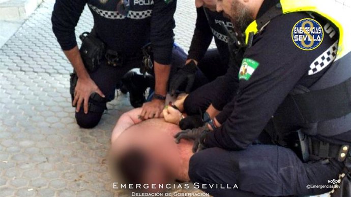 Detenido un hombre en Sevilla tras agredir a su madre y amenazar a la Policía con un cuchillo
