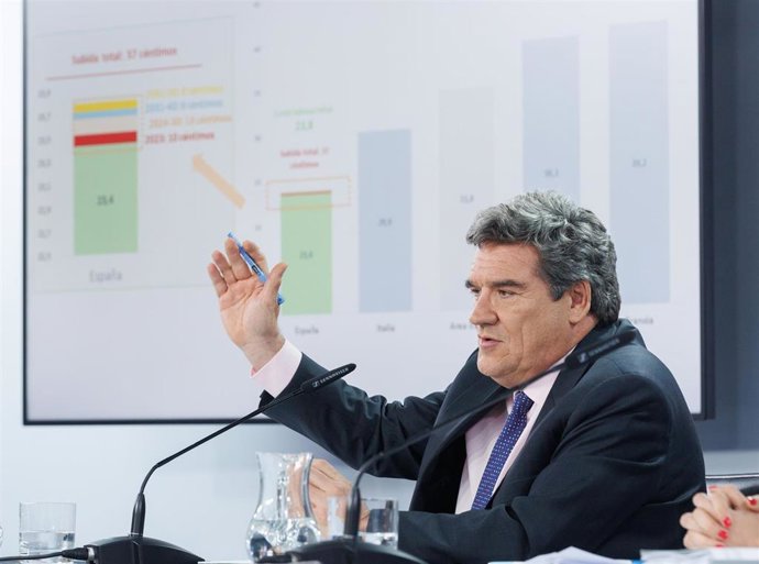 El ministro de Inclusión, Seguridad Social y Migraciones, José Luis Escrivá, durante una rueda de prensa posterior al Consejo de Ministros, en el Palacio de La Moncloa, a 16 de marzo de 2023, en Madrid (España).