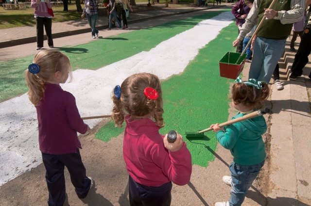 Niños pintando la bandera andaluza en el parque del Alamillo, en una foto de archivo.