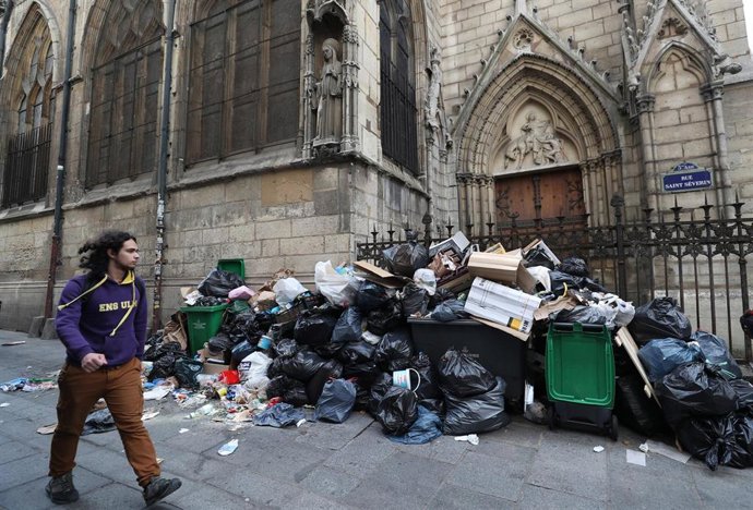 Basura acumulada por la huelga de empleados de la limpieza en París