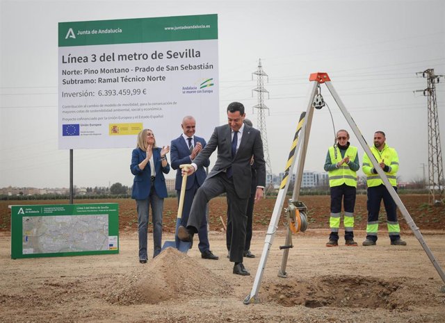 El presidente de la Junta de Andalucía, Juanma Moreno, en el inicio de las obras del ramal técnico del tramo norte de la línea 3 del Metro de Sevilla en Pino Montano. 