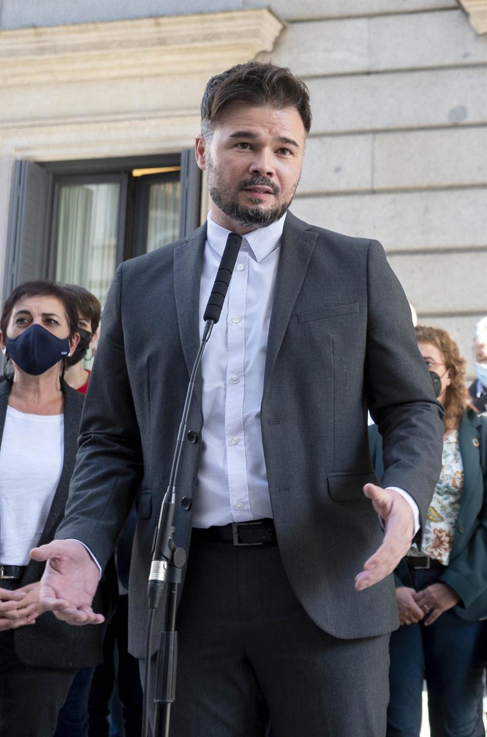 Archivo - El portavoz parlamentario de ERC, Gabriel Rufián, realiza una declaración institucional acompañado de otros miembros de grupos independentistas como EH Bildu.